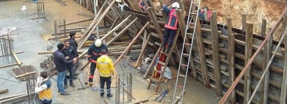 Bakırköy’de bina çöktü: 2 işçi enkaz altında