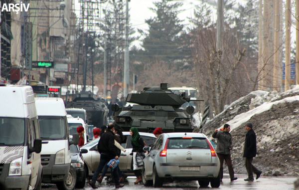 Yüksekova'da polis çarşı merkezini boşalttı