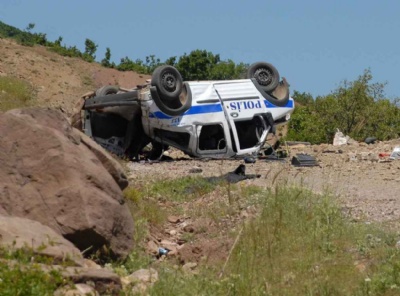 Polis aracına bombalı saldırı