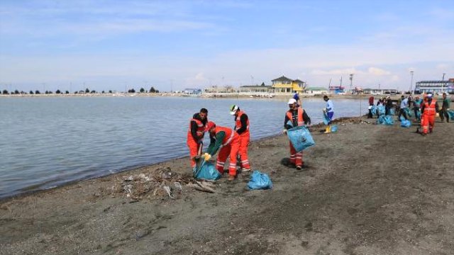 Van Gölü’nde 5 Ton Çöp Toplandı