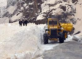 Hakkari-Van karayoluna çığ düştü