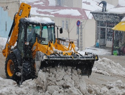 Hakkaride kar çilesi sürüyor