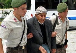 Uyuyan eşini baltayla öldürdü
