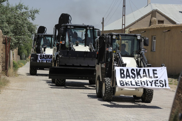 Başkale Belediyesi 3 yeni iş makinesi aldı