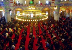Camilerdeki tabureler kaldırıldı