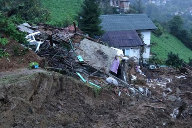 Heyelan sonucu yaşlı çift hayatını kaybetti