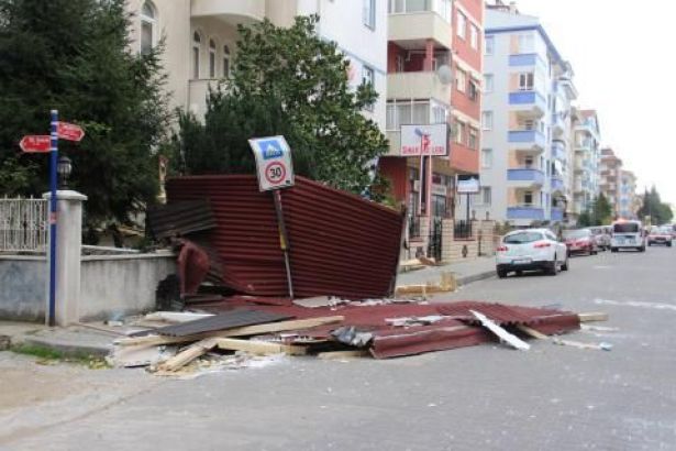 Şiddetli rüzgar çatıları uçurdu