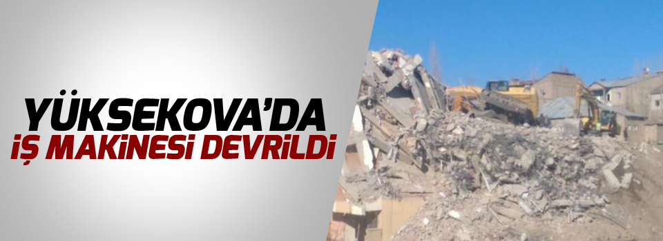 Yüksekova'da iş makinesi devrildi
