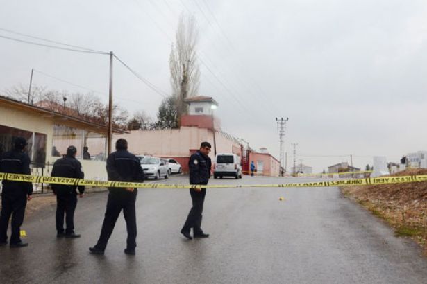 Cezaevi önünde silahlı saldırı: 3 yaralı