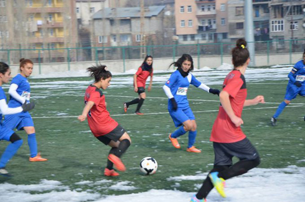 Hakkari Gücü Kadın Futbol takımından rahat galibiyet
