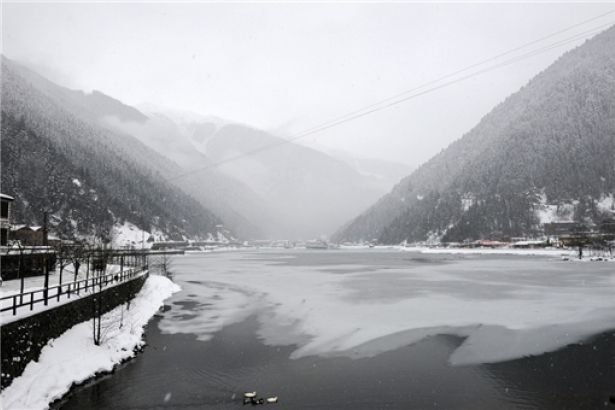 Uzungöl aşırı soğuklar nedeniyle dondu
