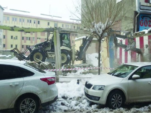Yıkımı yapılan binanın yanında araçlar park etti
