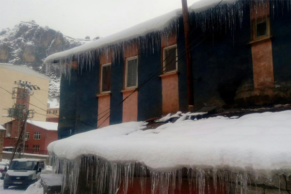 Çukurca’da buz kütleleri bir metreyi aştı