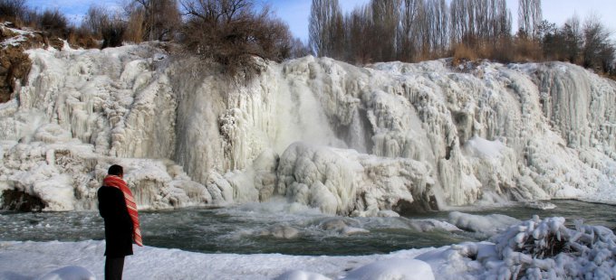 Muradiye Şelalesi tamamen dondu