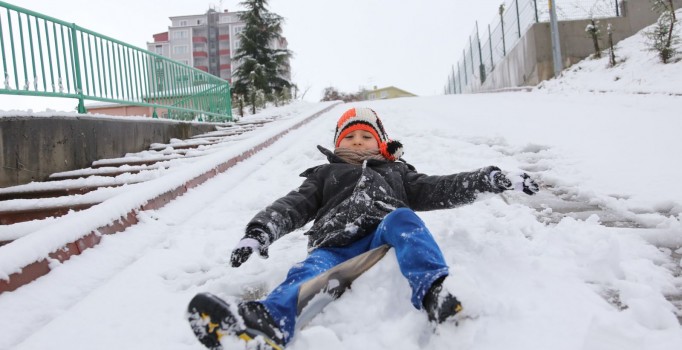 Okullar 1 gün tatil edildi