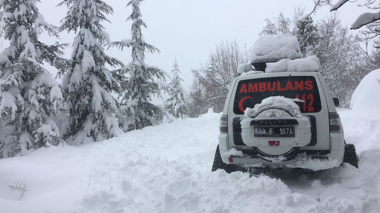 Mahsur kalan hastalara, kar paletli ambulanslarla ulaşılıyor