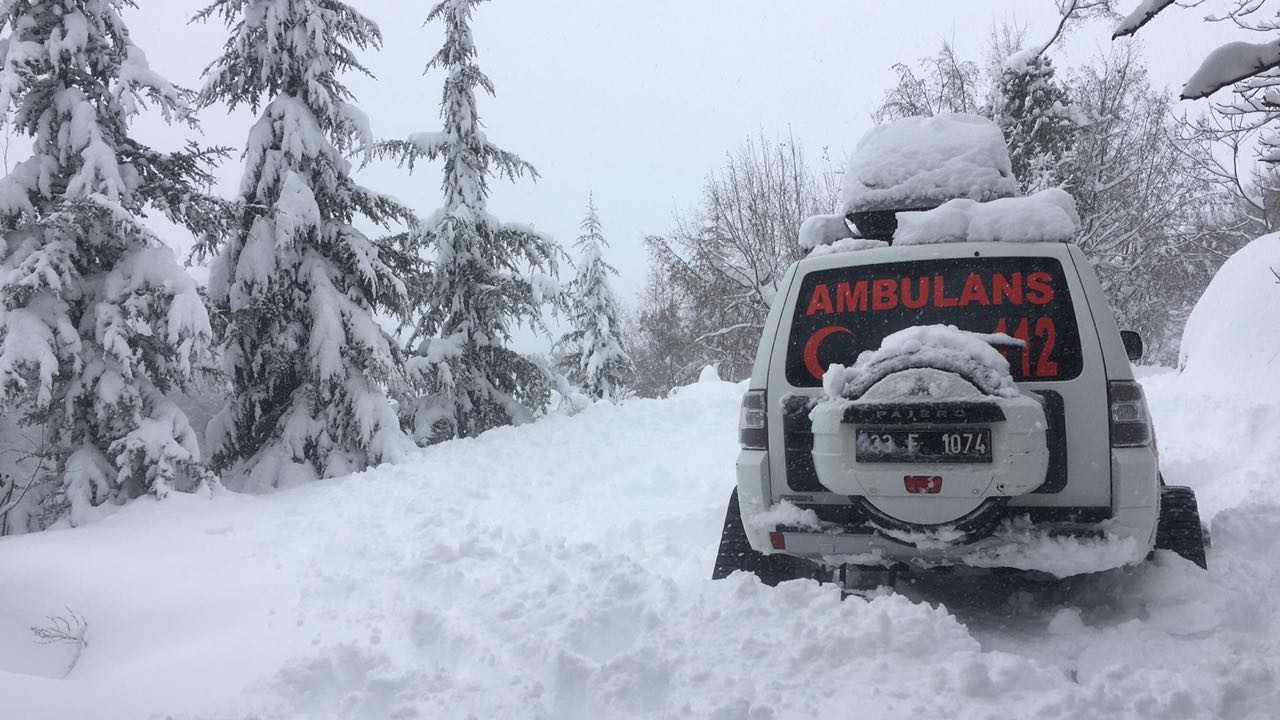 Mahsur kalan hastalara, kar paletli ambulanslarla ulaşılıyor