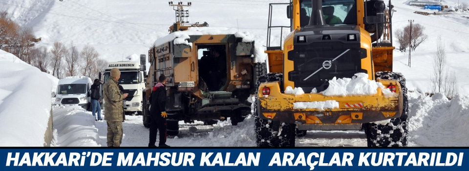 Hakkari’de mahsur kalan araçlar kurtarıldı