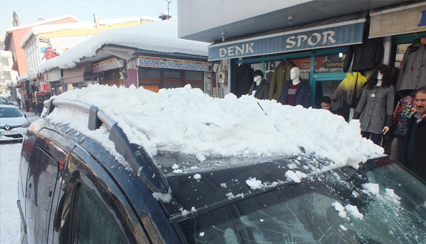 Çatıda biriken kar kütlesi aracın üzerine düştü