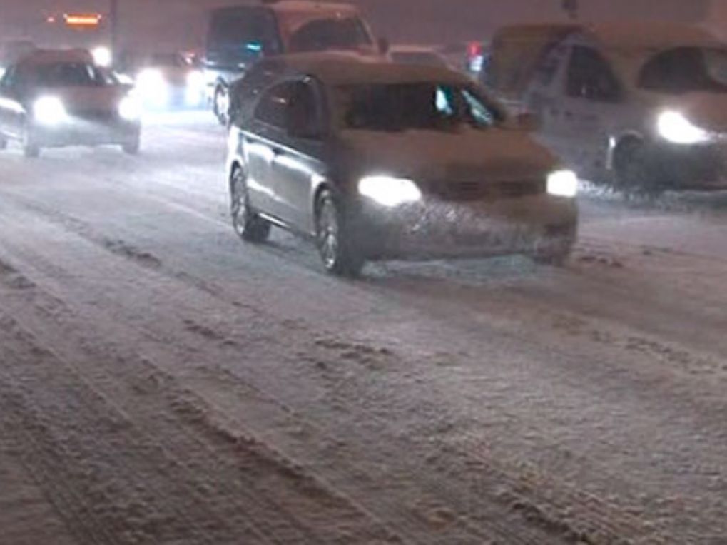 Adana'da kar esareti, kilometrelerce araç yolda kaldı
