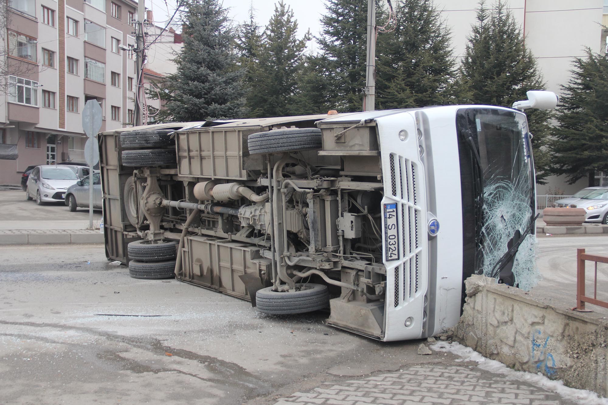 Kaza yapan işçi servisi devrildi