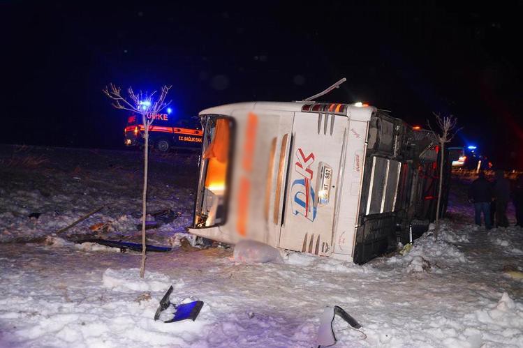 Sivas'ta yolcu otobüsü devrildi: 34 yaralı