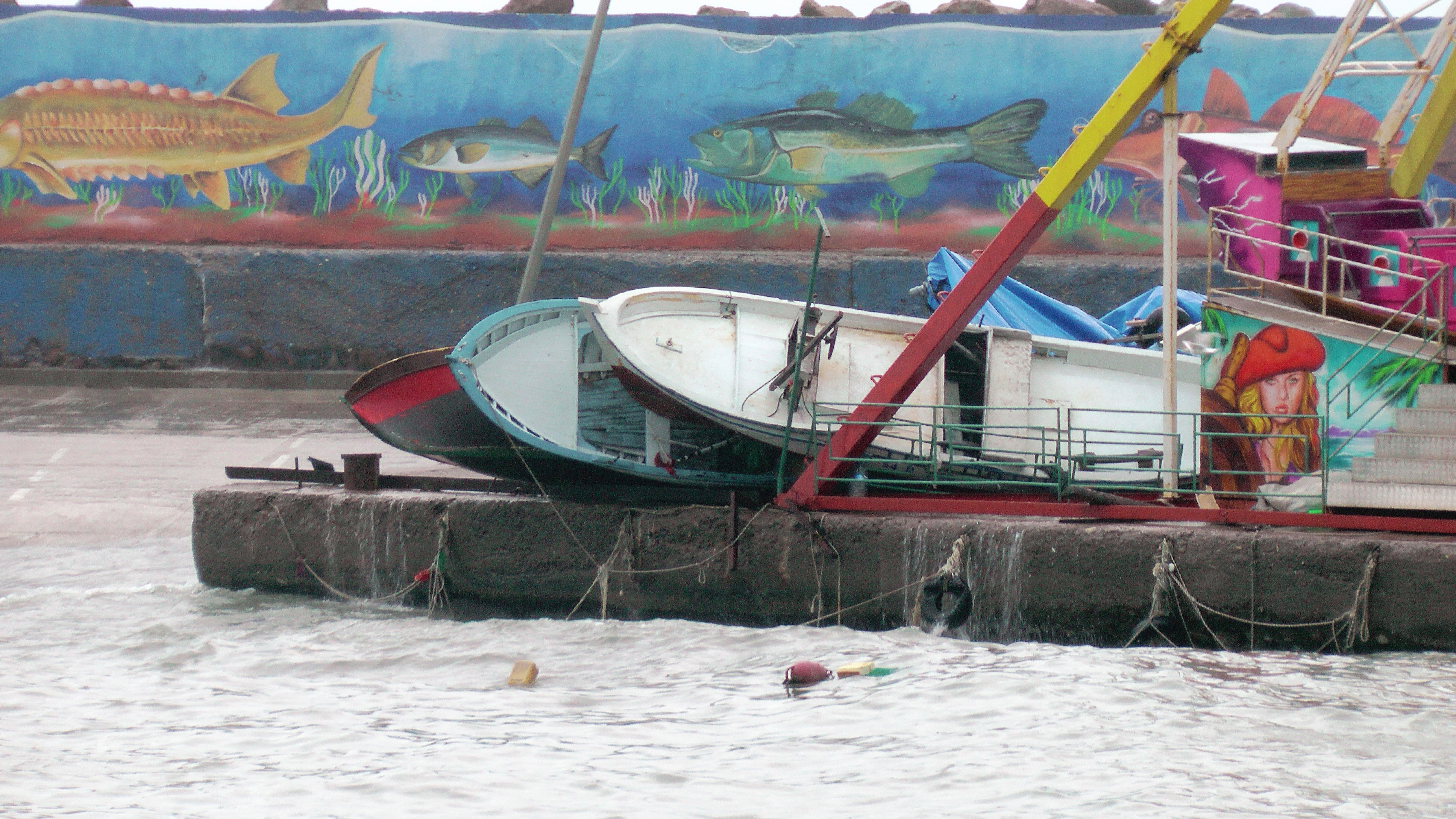 Karadeniz'de dev dalgalar 10 tekneye zarar verdi