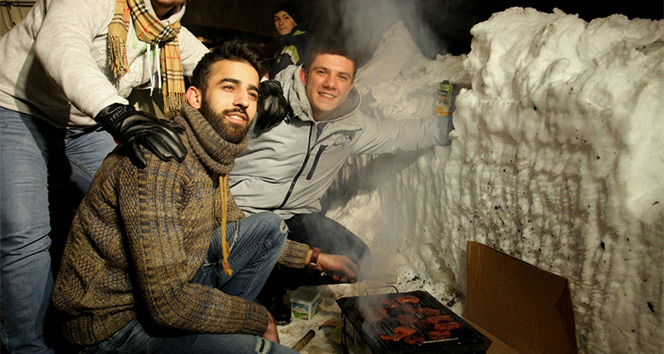 Uludağ’da kar üstünde mangal keyfi