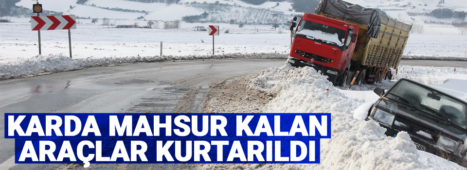 Karda mahsur kalan araçlar kurtarıldı