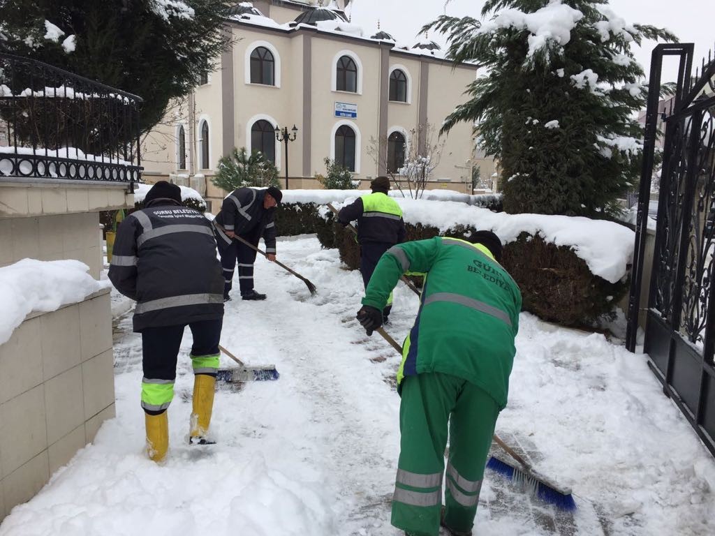 Belediye ekipleri yollardaki buzları temizledi