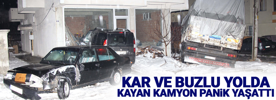 Kar ve buzlu yolda kayan kamyon panik yaşattı