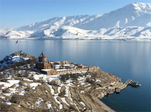 Akdamar Adası yazın ayrı, kışın ayrı bir güzel