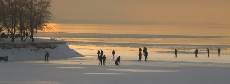 Buz tutan gölde tehlikeli yürüyüş