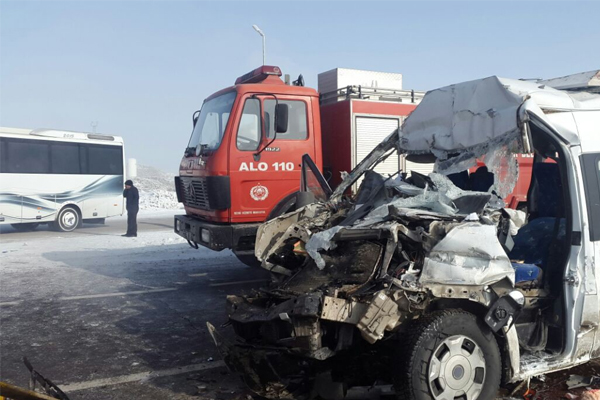 Zincirleme Trafik Kazası: 24 yaralı