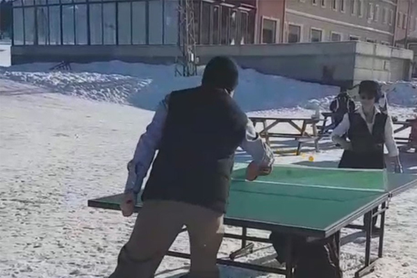 Kar üstünde masa tenisi keyfi