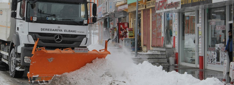 Başkale’de kar hayatı felç etti