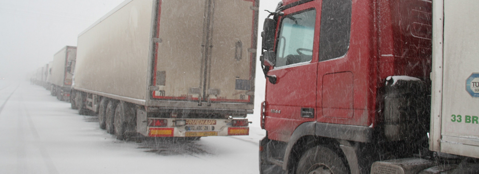 Yollar kapandı, tır sürücüleri Muradiye’ye sığındı