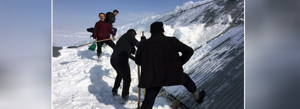 Yüksekova'da bir evin çatısı çöktü