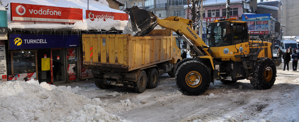 Yüksekova'da karla mücadele devam ediyor