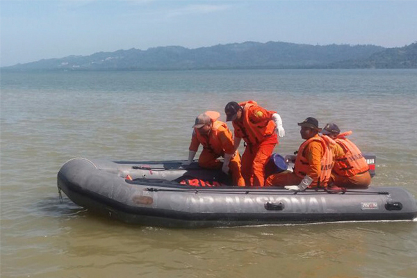 Tekne alabora oldu:13 kişi kayıp