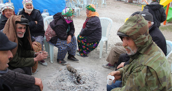 Deprem bölgesinde kar yağışı başladı