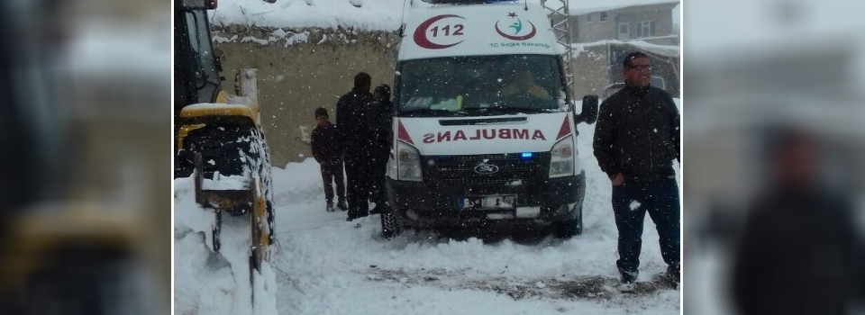 Ambulansı belediye ekipleri kurtardı