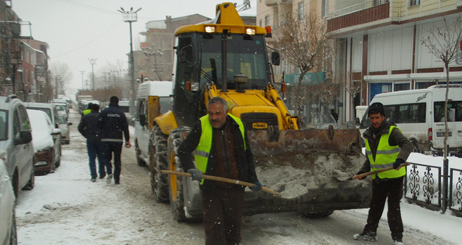 Özalp Belediyesinden yol tuzlama çalışması