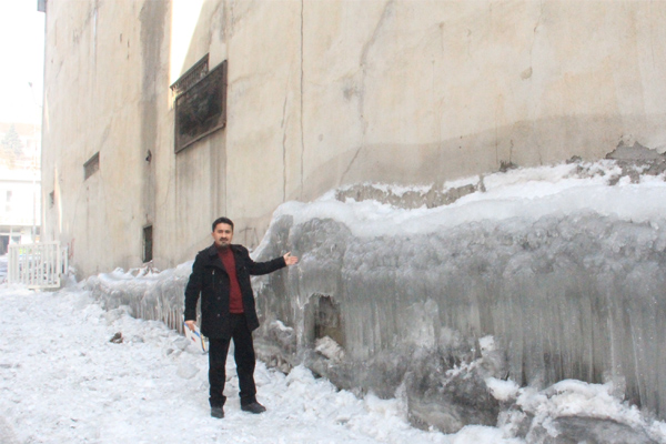 Hakkari’de binaların duvarları buz tuttu