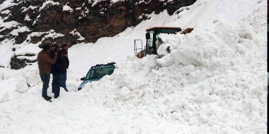 Çığ altında kalan otomobilin sürücüsü son anda kurtuldu