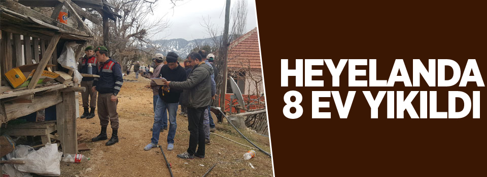 Heyelanda 8 ev yıkıldı