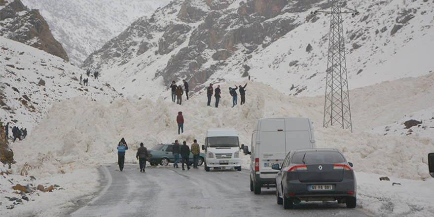 Van-Çatak karayolu tek şeritten ulaşıma açıldı