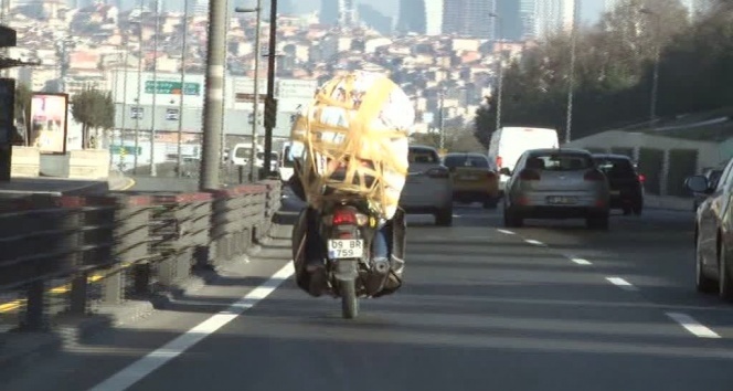 Motosikletle taşıdığı yük bu kadarına pes dedirtti