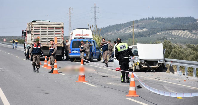 Otomobilden yola savruldu, tırın altında can verdi