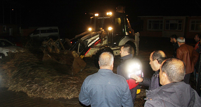 Bingöl’de sel: Araçlar zarar gördü, köprü çöktü